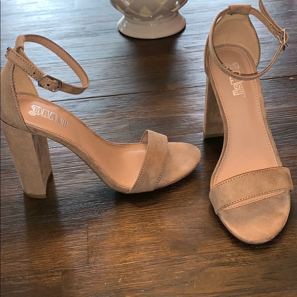 Beige/tan block heel shoe
